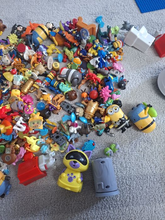 Zabawki kinder niespodzianka ok 200 szt