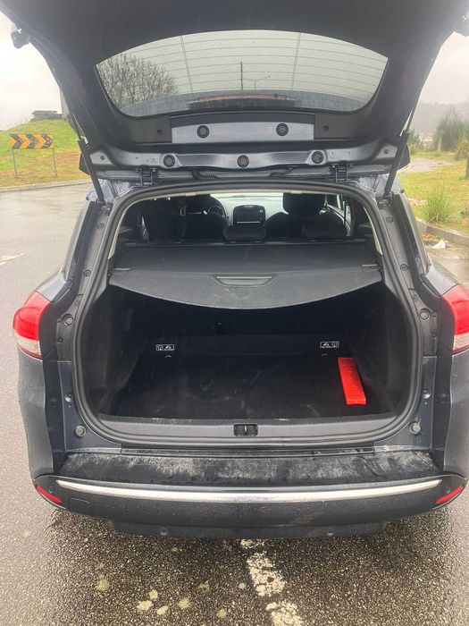 Renault Clio - Espaçosa e Económica