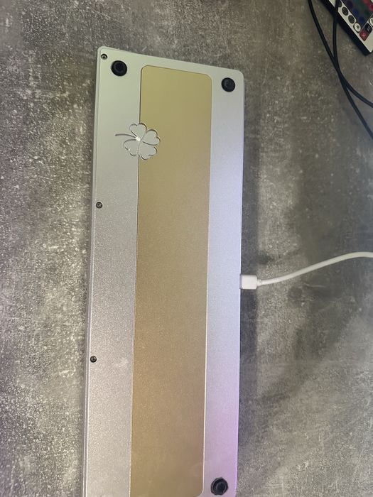 Кастомна механічна клавіатура з металевим корпусом та RGB