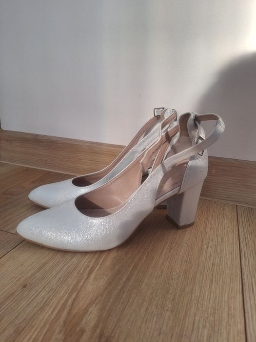 Buty ślubne na słupku