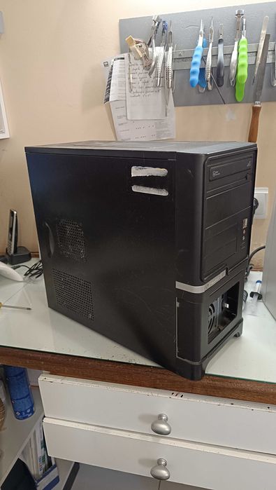 4 torres e uma fonte de alimentação