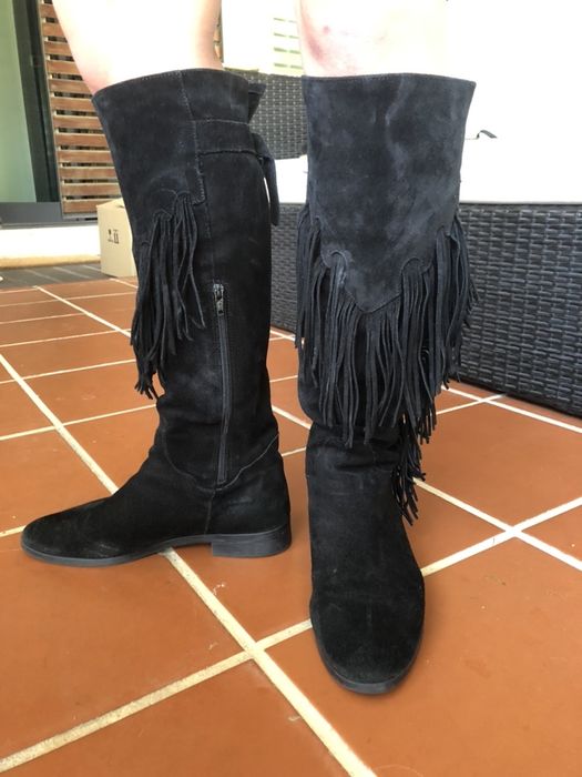 Botas pretas em pele
