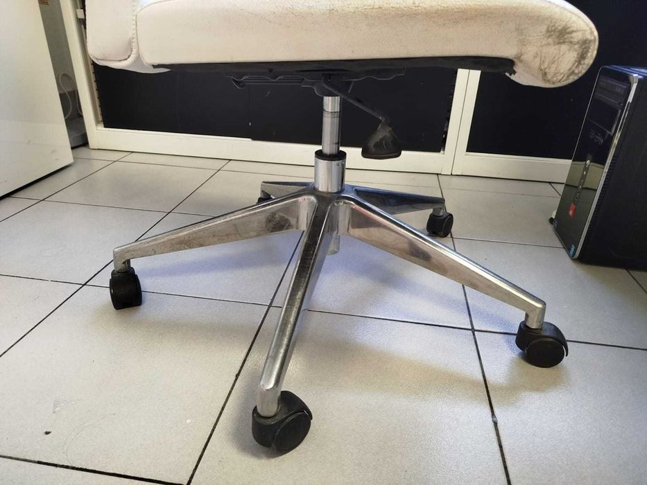 Cadeira escritório com desgaste