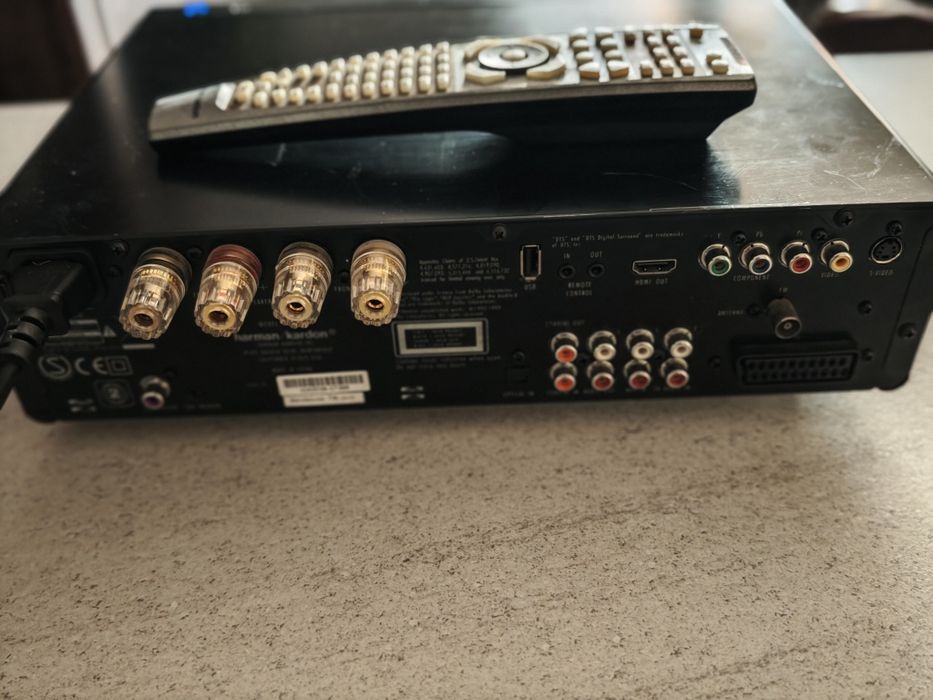 Amplituner Harman Kardon z pilotem