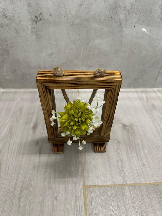 Drewniana ramka z wiszącym wazonikiem