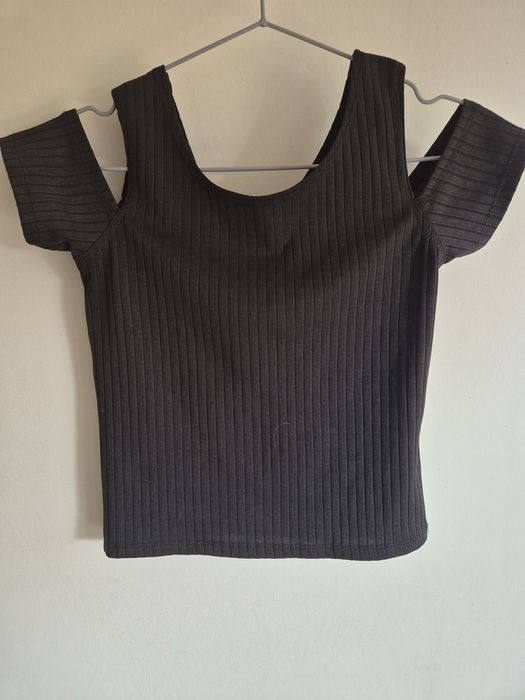 Bluzka / crop top czarna z wyciętymi ramionami