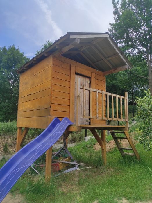 Duży domek na drzewie