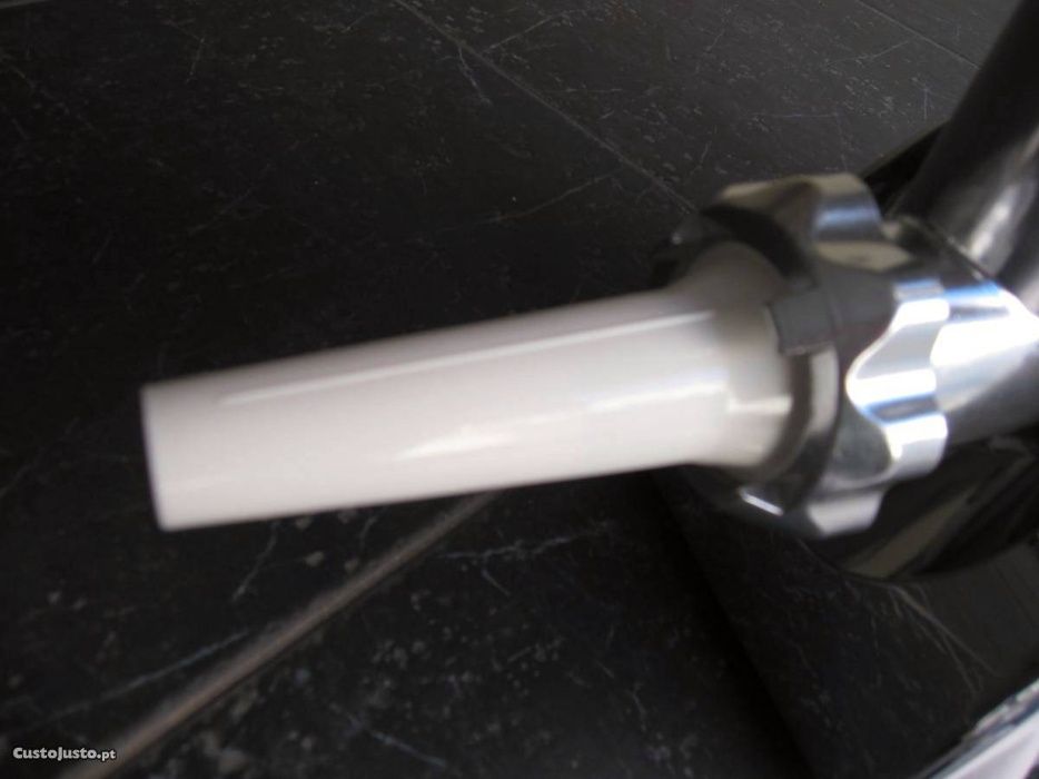 Máquina de picar carne e fazer enchidos