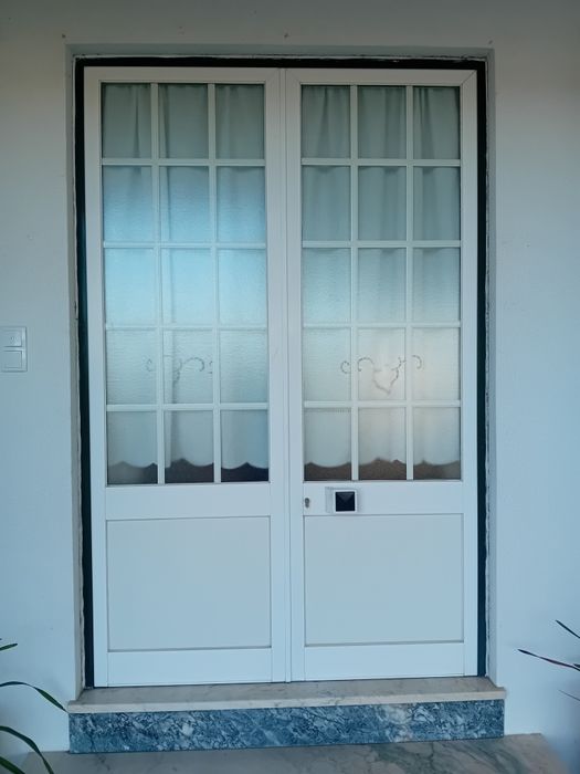 Janelas e portas em alumínio branco