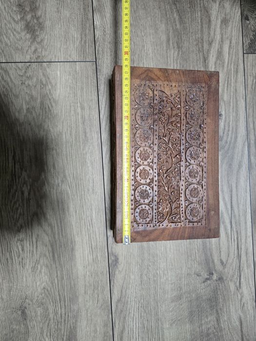 Piękna drewniana szkatułka.