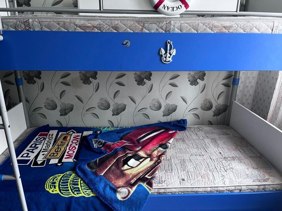 Двох яросне металічне ліжко,з великим ящиком для речей.