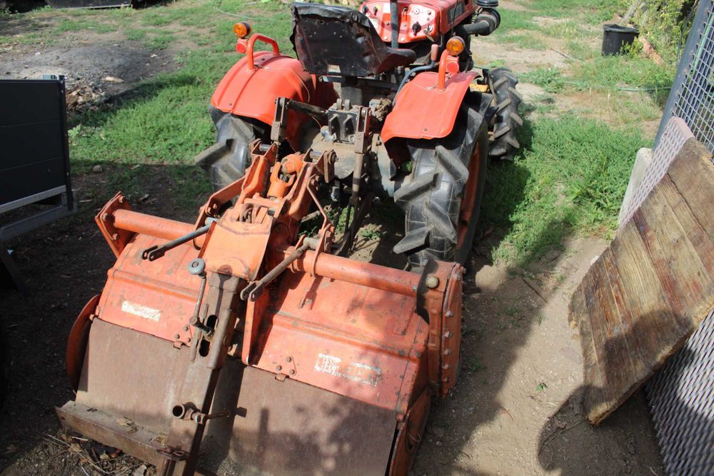 Kubota B7000 com frese incluída. Tudo a funcionar a 100%. Não tem matrícula