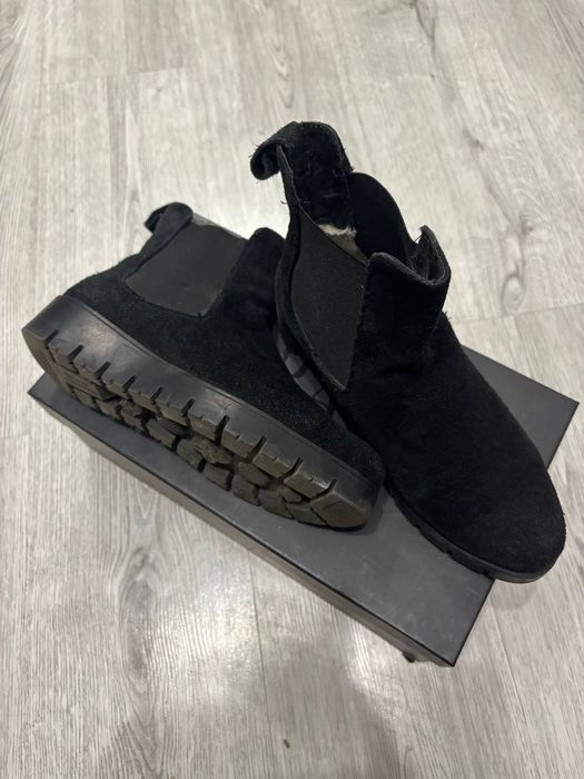 Жіночі ботинки модель челсі
натуральна шкіра- замша., 
стан відмінний