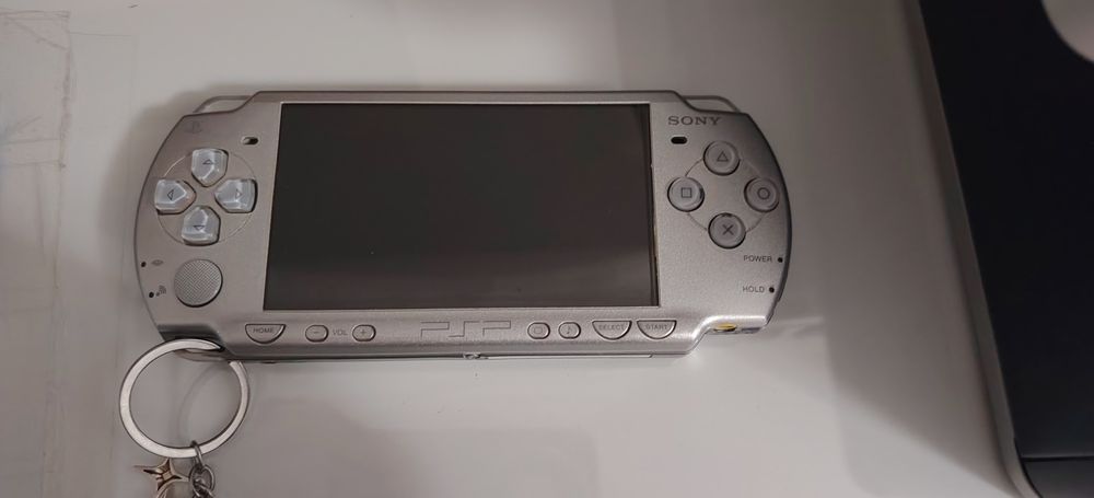 PSP Slim Prateada c/50 jogos