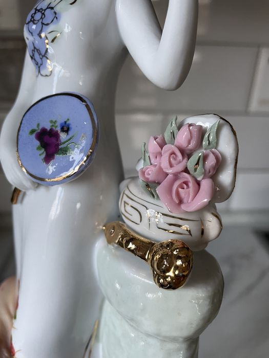 Статуетка старинная , фарфоровая китаянка