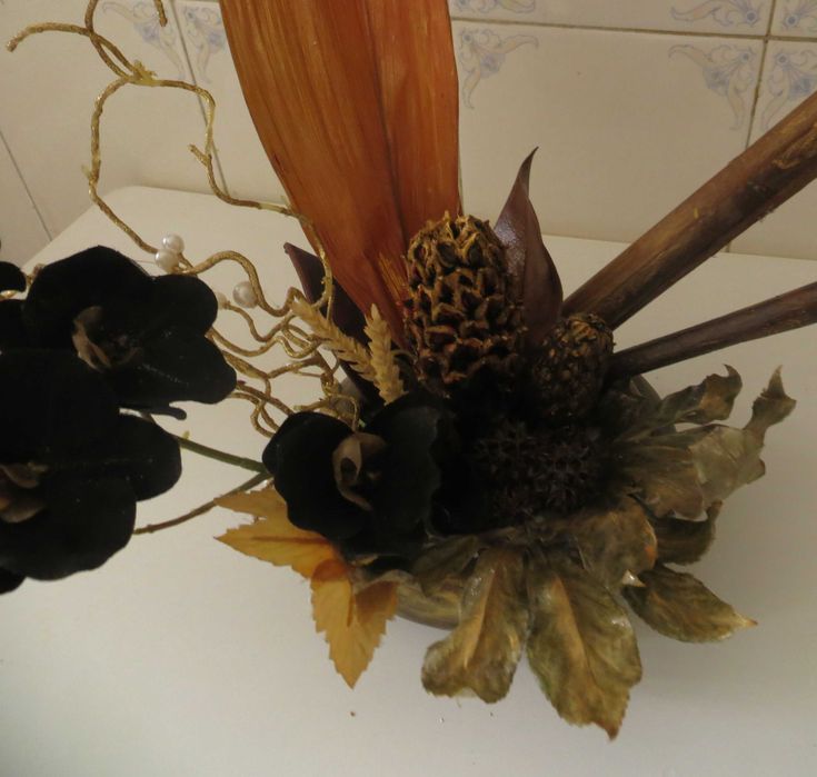 Bricolage Arranjo Taça Barro nuances dourado, 80% Naturais e orquídeas