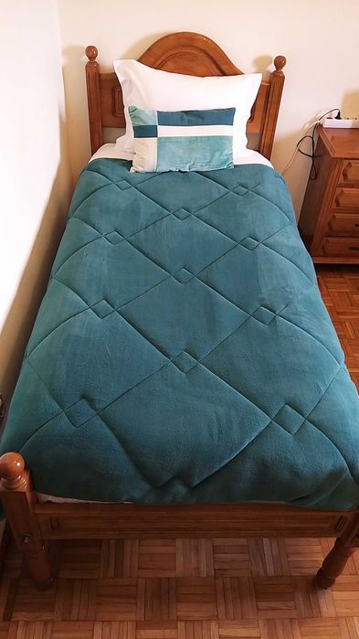 cama de solteiro com mesa cabeceira
e com colchão
