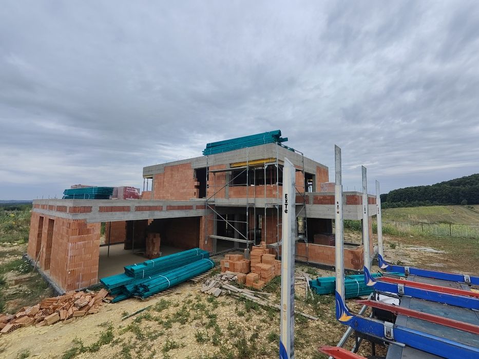 Stemple deski kantówki foszty drewno na dach więźba