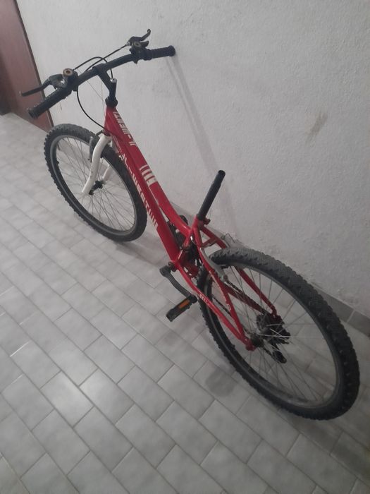 Bicicleta vermelha roda 24"