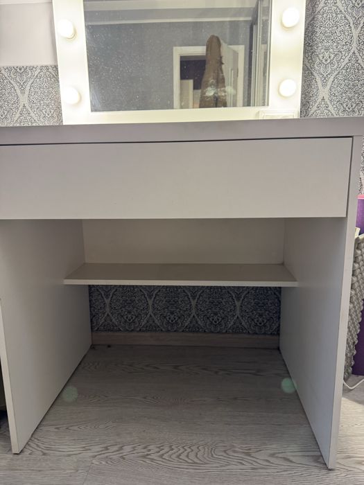 Продаю макіяжний стіл з підсвіткою