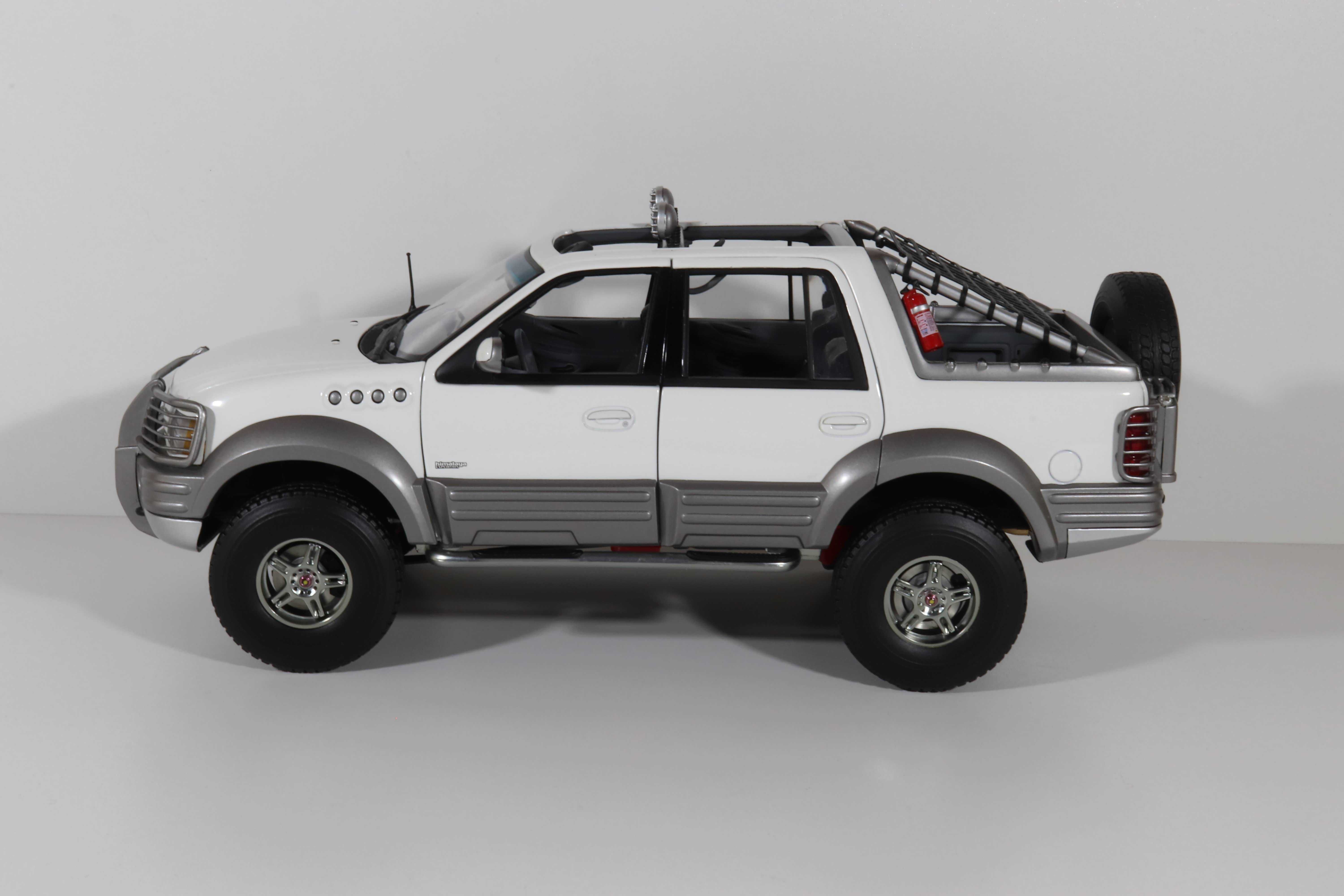 ミニカー Autoart 1/18 Ford EXPEDITION himalaya Раритет!!! Ford Expedition Himalaya масштабная модель