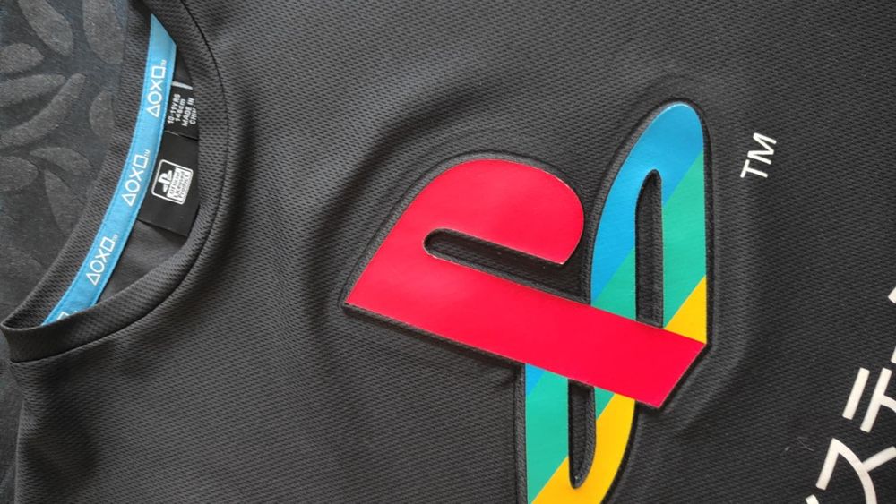 T-shirt PlayStation tamanho 10/11 anos