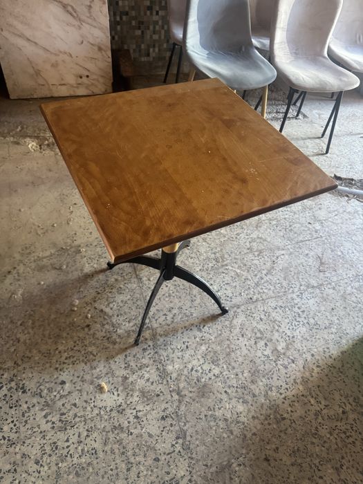 Conjunto de mesas e cadeiras