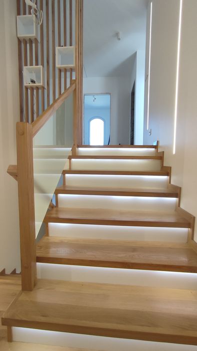 Schody dębowe, lakierowane, dopasowane do potrzeb, na beton, dywanowe.