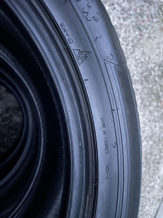 Продам  практически новую резину 235/45R18