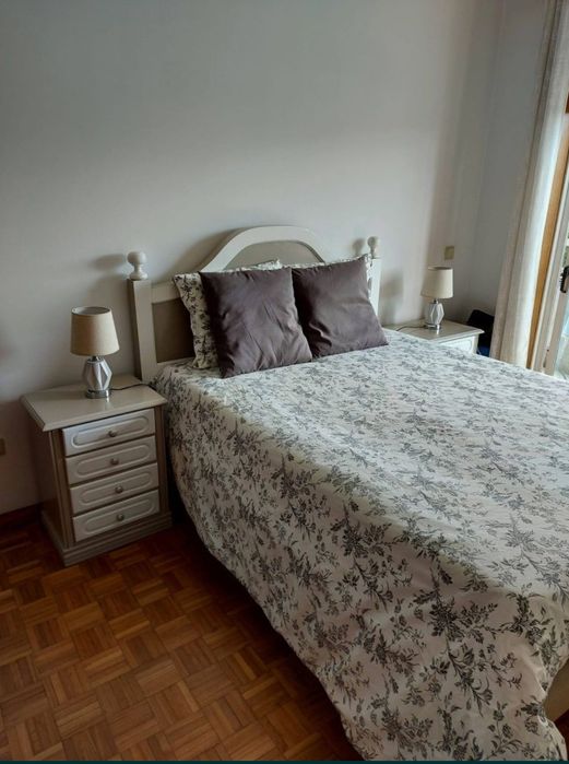 Cama de casal em castanho