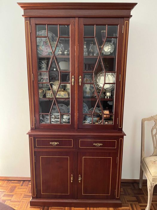 Aparador de sala de jantar de madeira