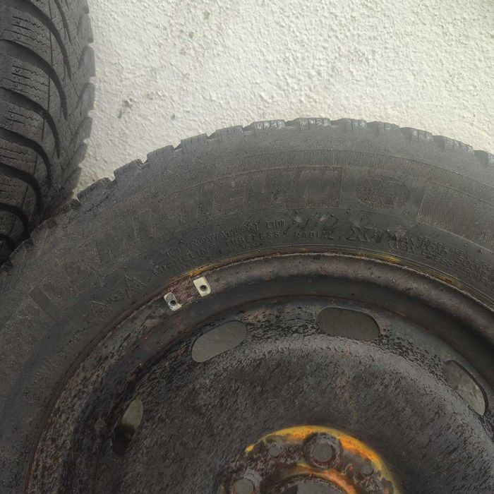 4 pneus Michelin 175/65 R15 com jantes de ferro