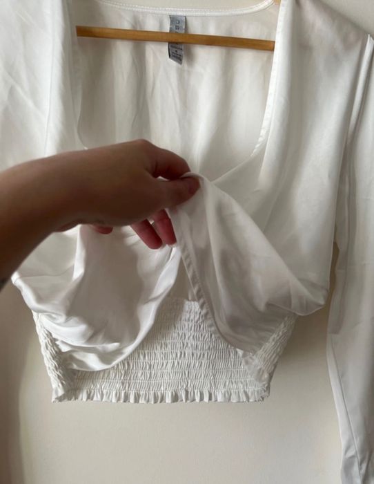 Biała satynowa bluzka crop top Amisu z węzłem rozmiar S