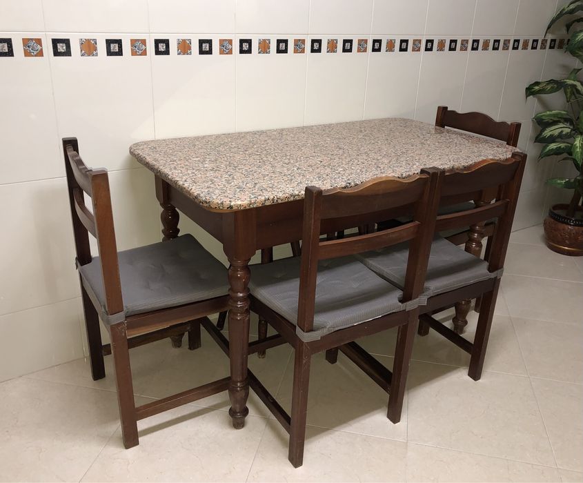 Mesa de cozinha em pedra granito com 4 cadeiras