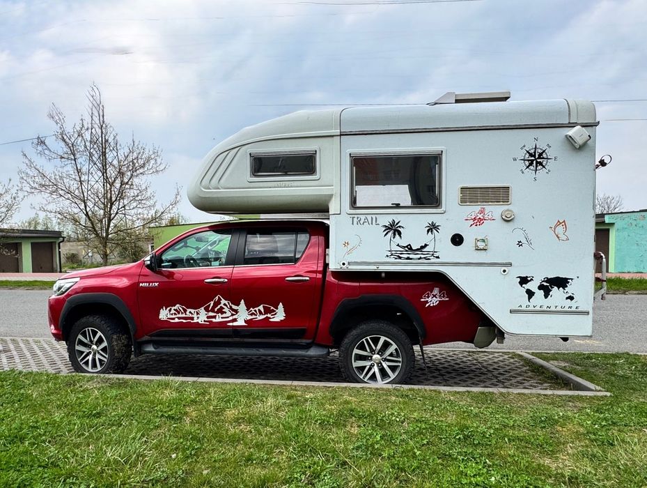 Toyota Hilux  Kamper na Toyota Hilux ze zdejmowaną nakładką firmy Tischnerem