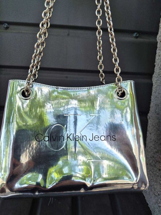 Продам стильну оригінальну сумочку Calvin Klein Jeans срібну
