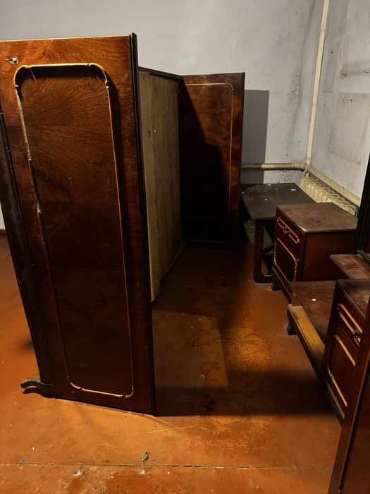 Продам вживані меблі дешево.Тумбочки,ліжко,шкаф,столик та дзеркало.