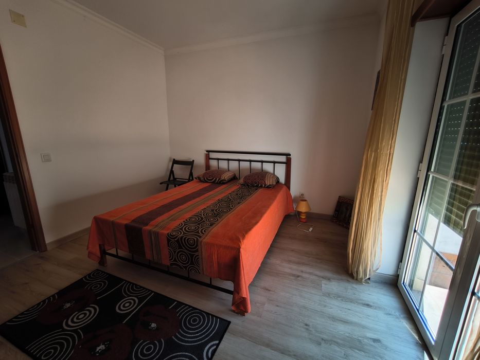 Cama de casal com estrado em metal com colchao