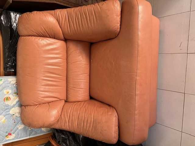 2 Sofás individuais em Pele em ótimo estado, sem rasgos.