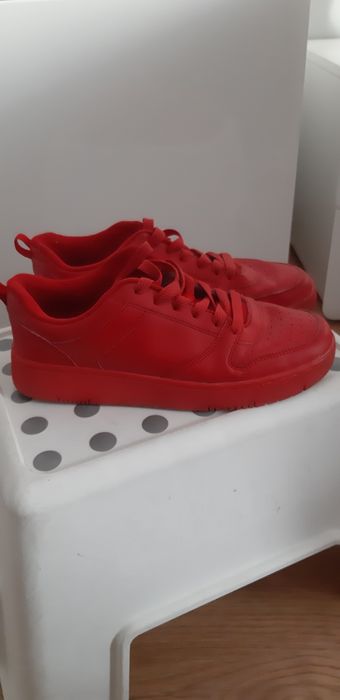 Czerwone adidasy firmy CROPP