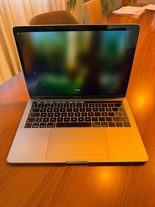 MacBook Pro 13" 2019 – i5 Quad-Core, 16GB RAM, 256GB SSD, Touch Bar + Carregador