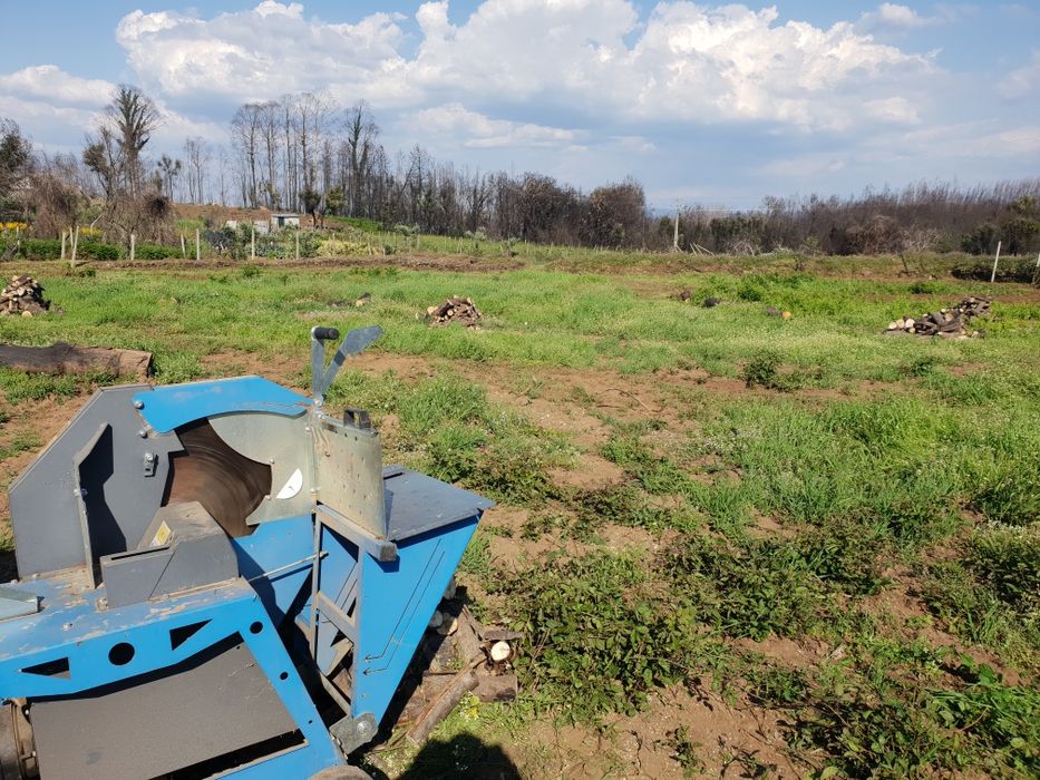 Vendo serra para cortar lenha para trator.