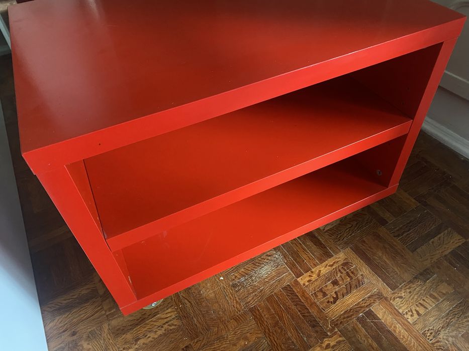 Movel com rodas vermelho