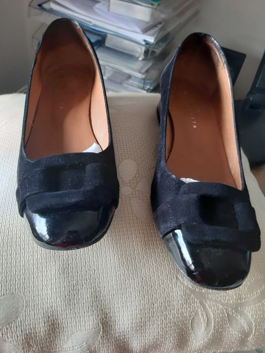 Sapatos Pretos, em camurça, da marca Sofia Costa