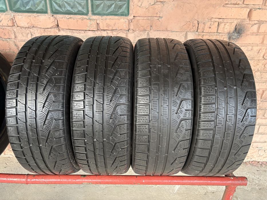 Комплект зимових шин 235/55R18 Pirelli