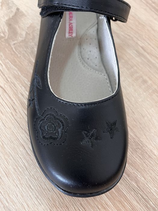 Шкіряні туфлі Laura Ashley