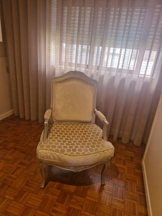 Cadeirão Estufado em Veludo Bege