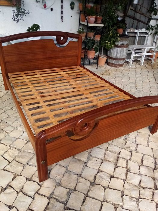 Vendo camas de casal com colchão.