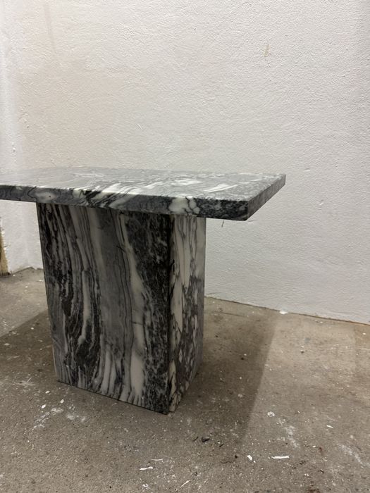Mesa de apoio, em mármore