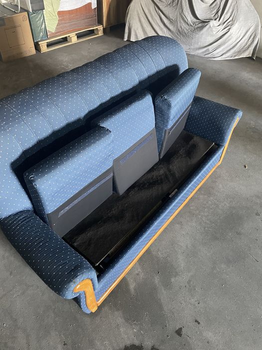 Sofá cama com três lugares